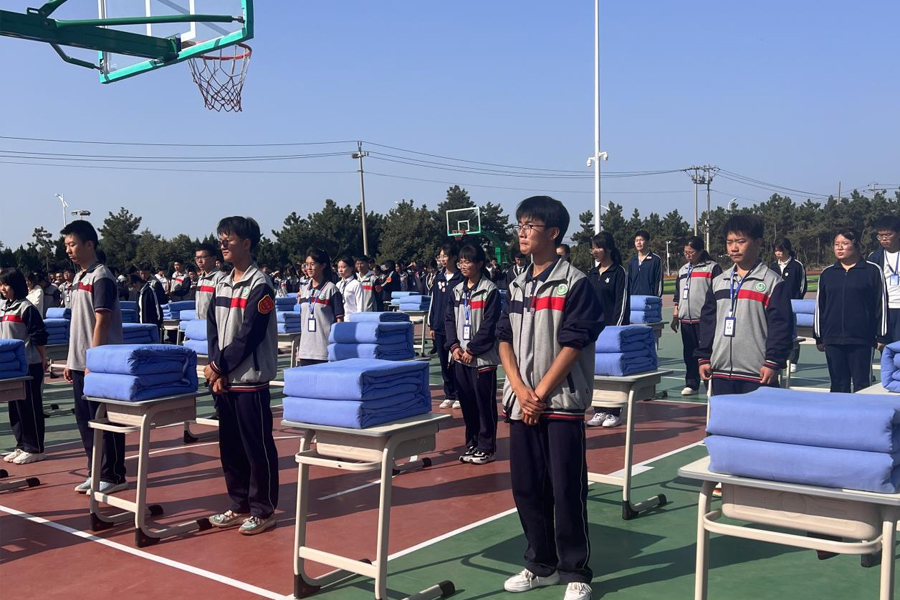 学生叠被子比赛